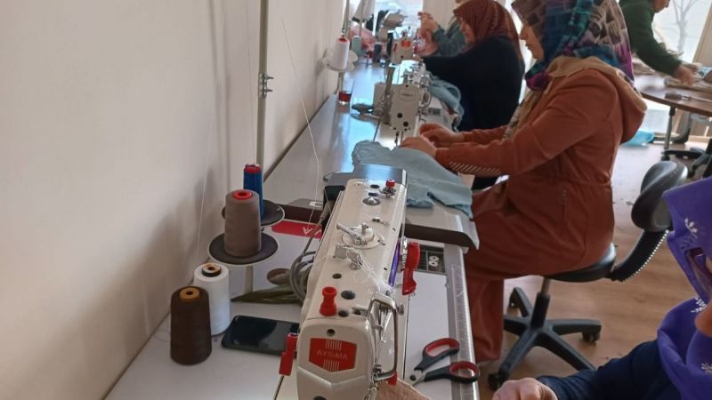 Depremzedeler için yün kazak örüyorlar