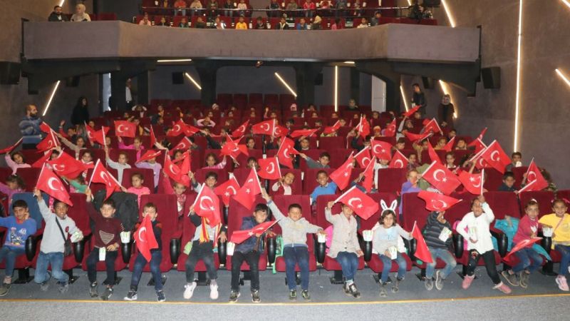 Dijital sinema yağmurlu öğrencilerini ağırladı