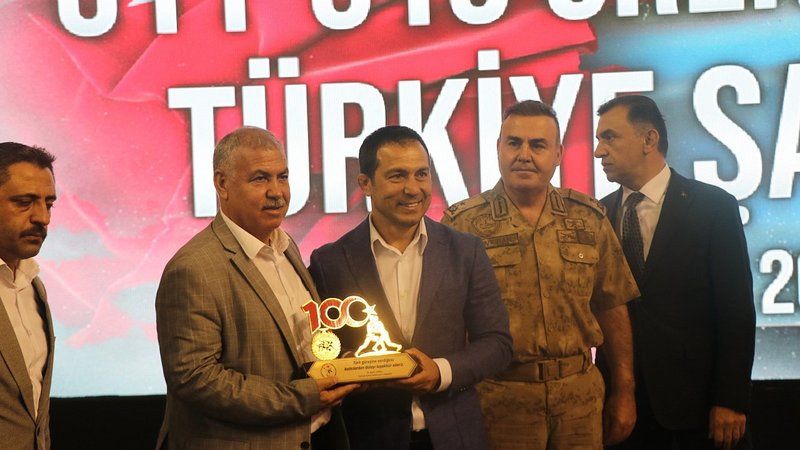 Federasyon Başkanı'ndan ASKF Başkanı Yükselir'e plaket