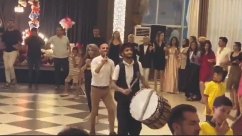 Şov yapmak isteyen davulcu şarkıcının kafasına davulu geçirdi