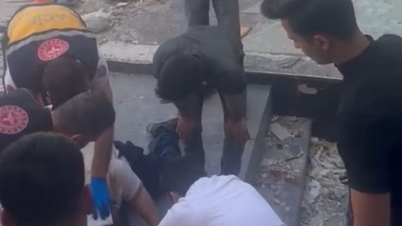 Ağır hasarlı binadan yayaların üzerine taş düştü