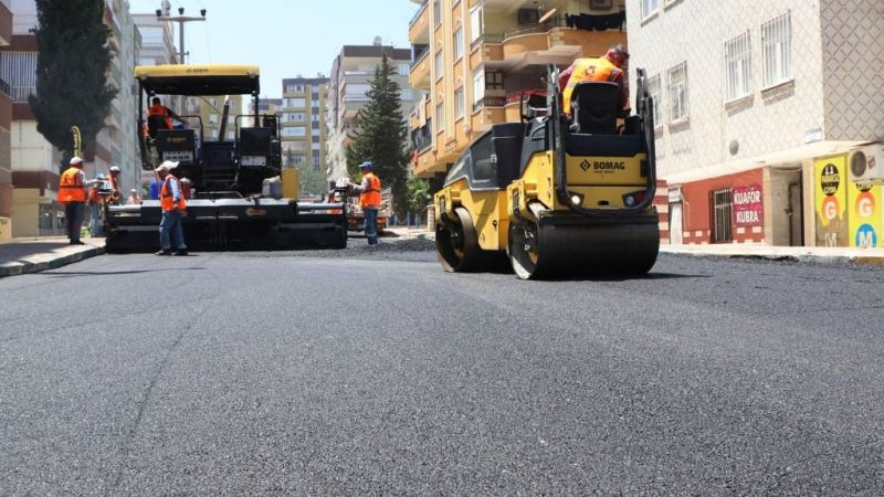 Belediyenin sıcak asfalt çalışmaları devam ediyor