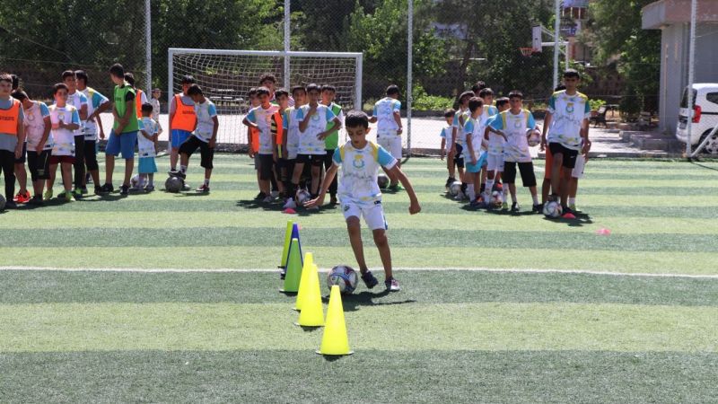 Haliliye Belediyesi futbol yaz okulları dolup taşıyor