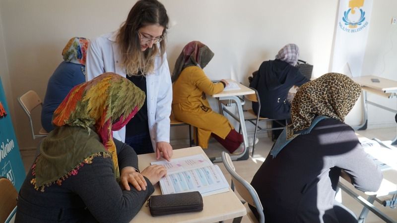 Haliliye ile kadınlar okuma yazma öğreniyor