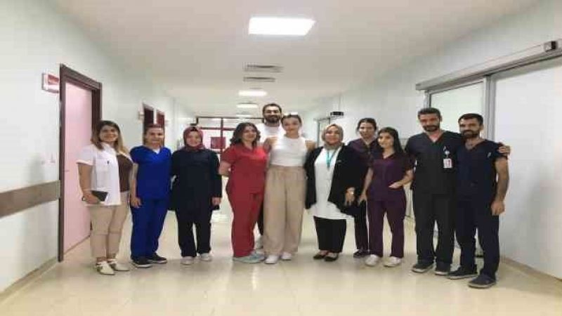 Sağlığına kavuşan depremzede teşekkür için sağlıkçılarla bir araya geldi