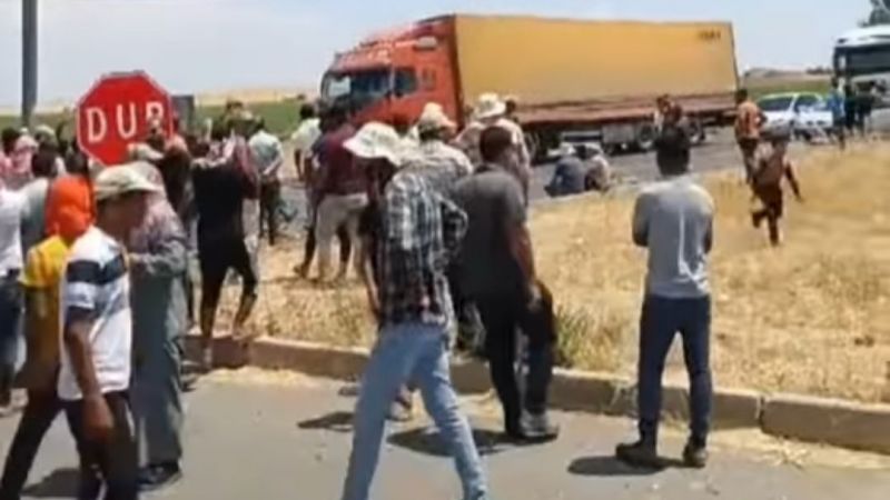 Urfa'da çiftçiler yol kapattı
