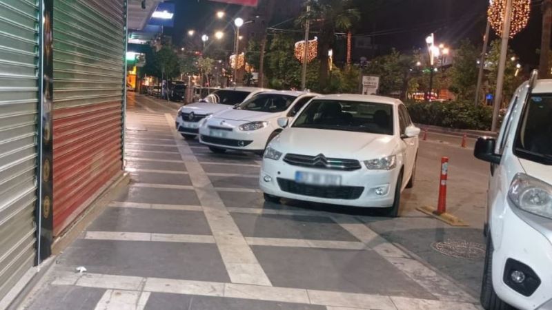 Kaldırım değil adeta otopark !