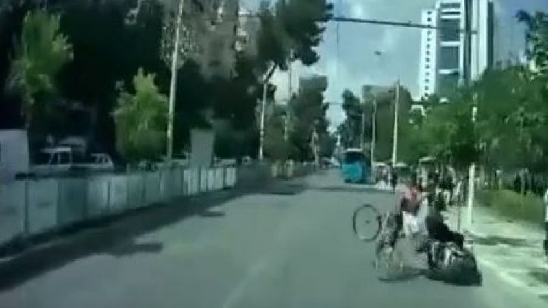 Urfa’da motosiklet ve bisiklet kafa kafaya çarpıştı