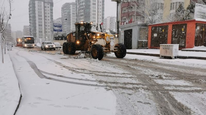 Karaköprü’de kar mesaisi başladı