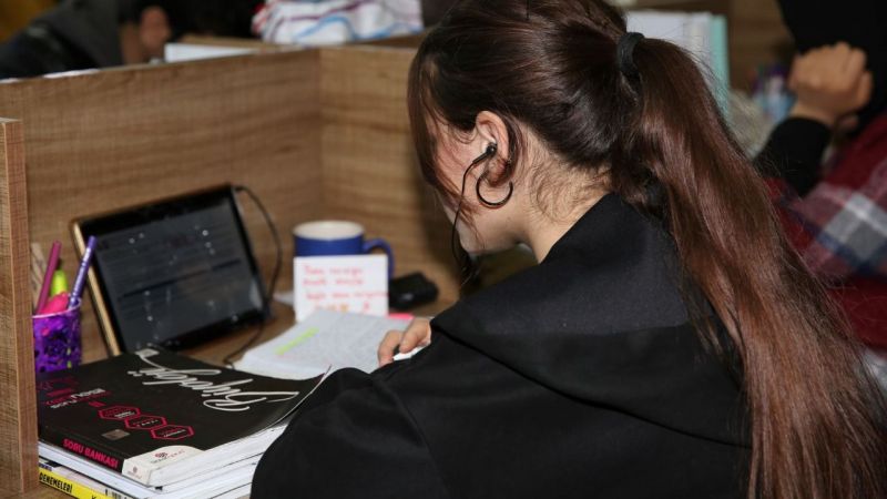 Gençler sınavlara okuma evlerinde hazırlanıyor