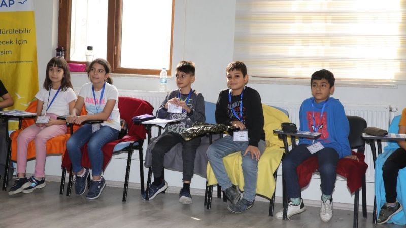 Karaköprülü çocuklar ingilizce öğreniyor