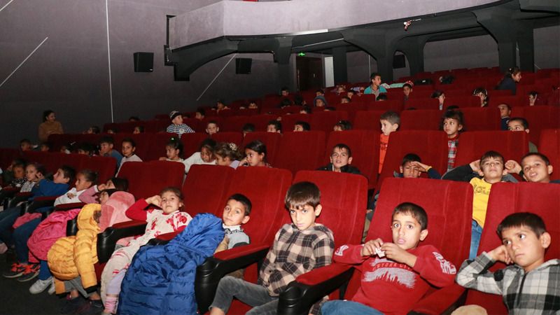 Köy okulundaki çocuklar ilk kez sinema ile tanıştı