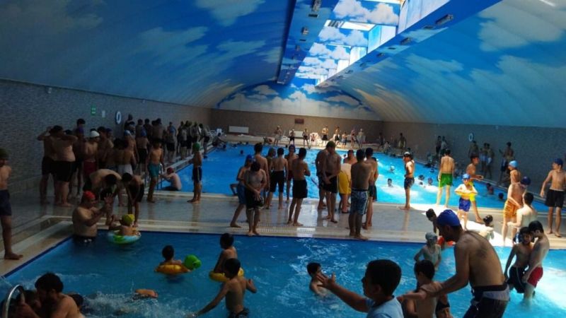 Sıcak hava bunalttı! Vatandaşlar havuzlara koştu