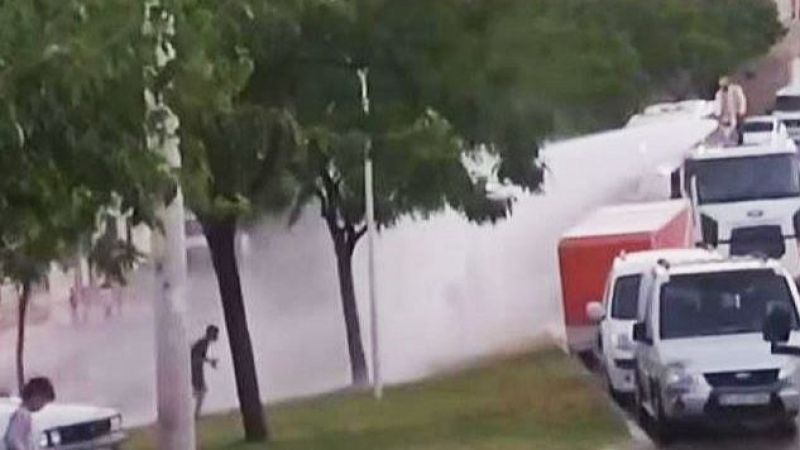 Sıcaktan bunalan çocuklar, sulama tankerinin peşinden koştu