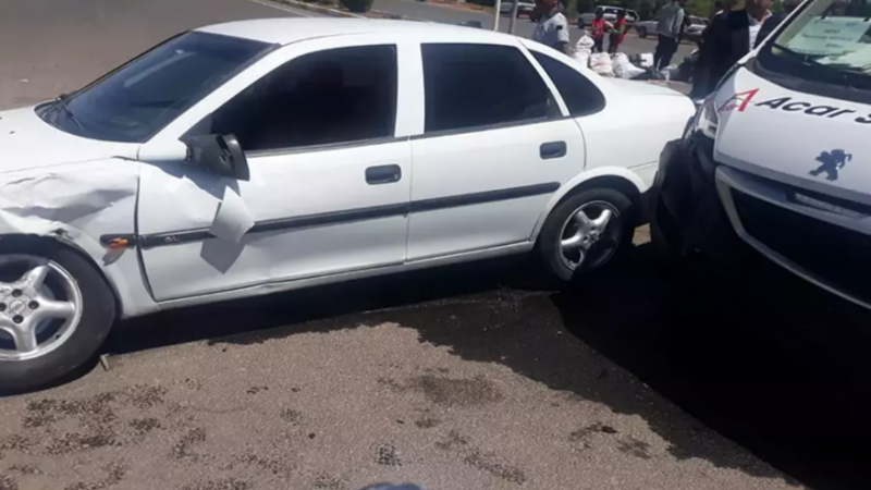 Minibüs ile otomobil çarpıştı: Yaralılar var