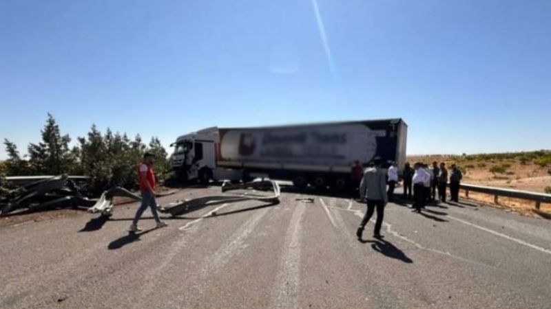Bariyere çarpan TIR, yolu ulaşıma kapadı