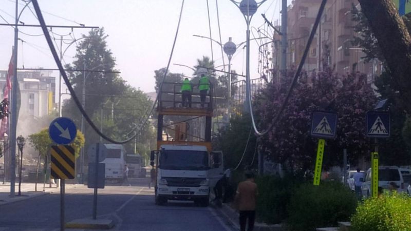 Trambüsün telleri sökülüyor