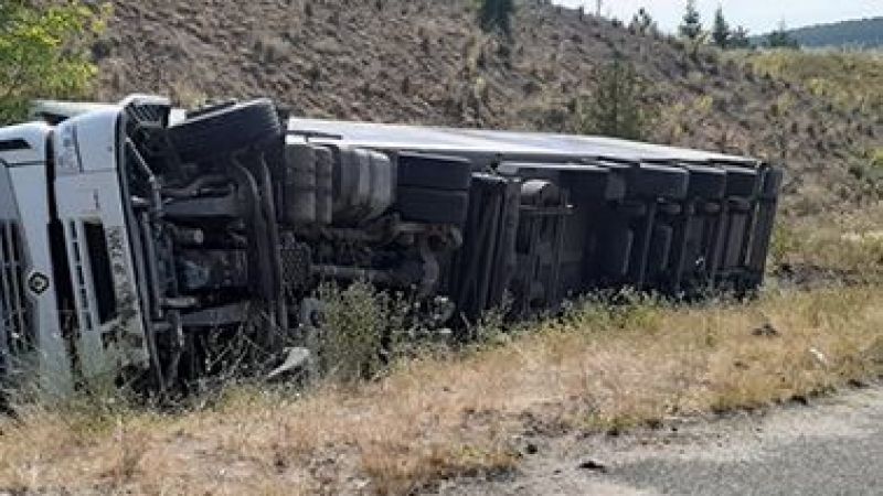 Urfa – Antep yolunda TIR devrildi