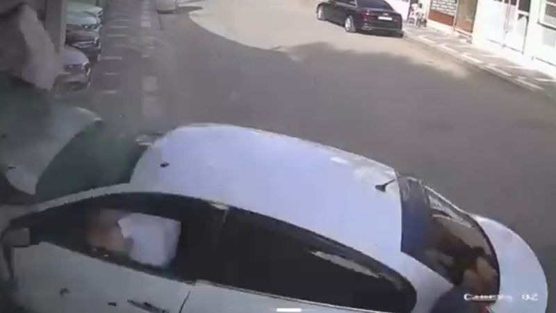 Kontrolünü kaybeden sürücü iş yerine daldı