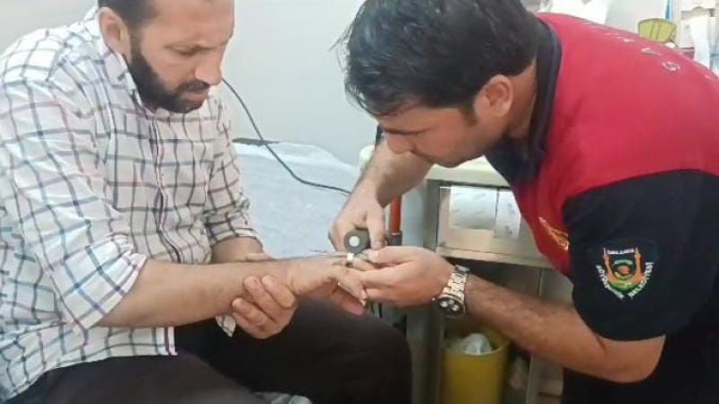 Parmağı sıkıştı! İtfaiye imdadına yetişti