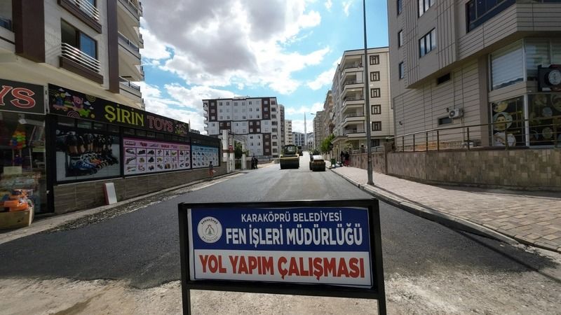 Karaköprü'de asfaltla yol yenileme çalışmaları sürüyor