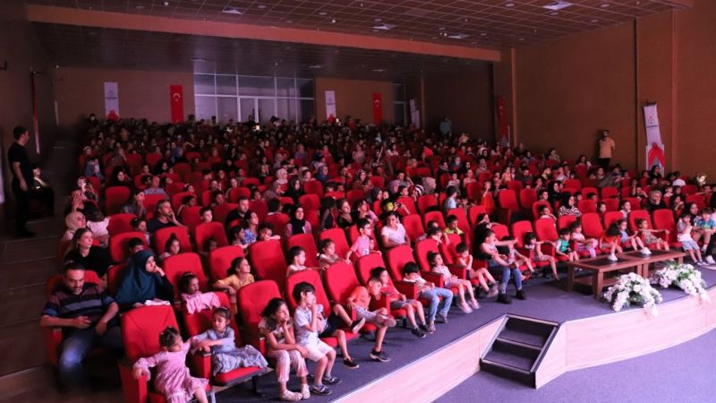 Karaköprü'de çocuklara karne hediyesi maşa ile koca ayı gösterisi oldu