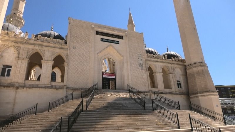 Hasarlı cami onarılmayı bekliyor