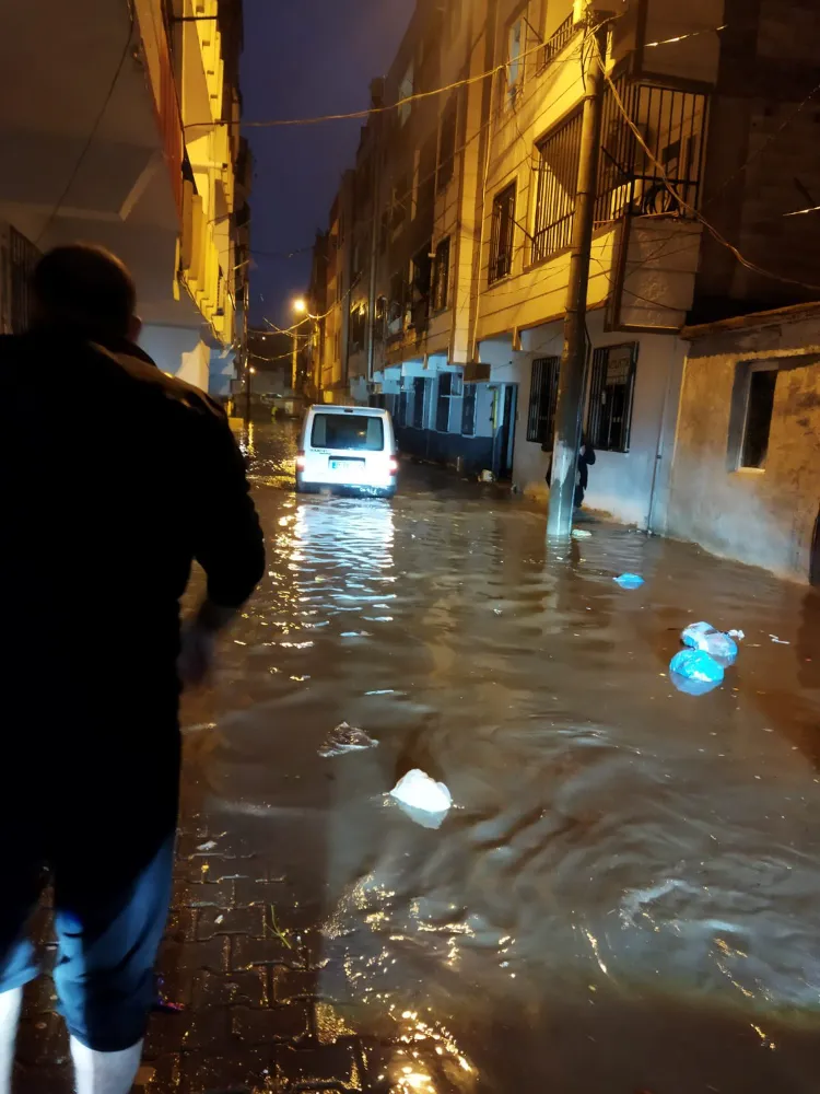 Şiddetli sağanak seli beraberinde getirdi