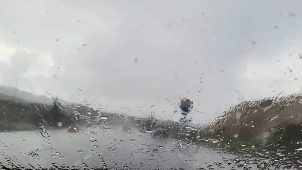 Adıyaman’da doluyla karışık yağmura cam silecekleri yetişemedi