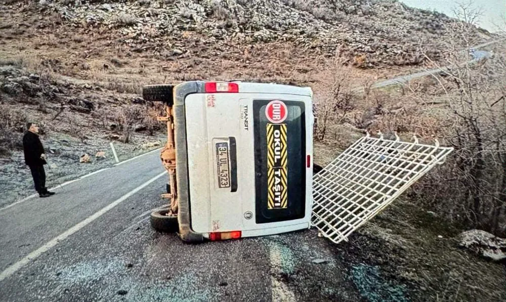 Minibüs devrildi: 11 yaralı