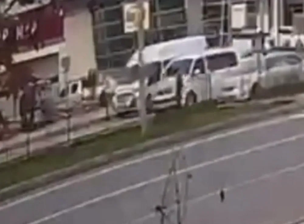 Otomobilin çarptığı kız metrelerce havaya fırladı