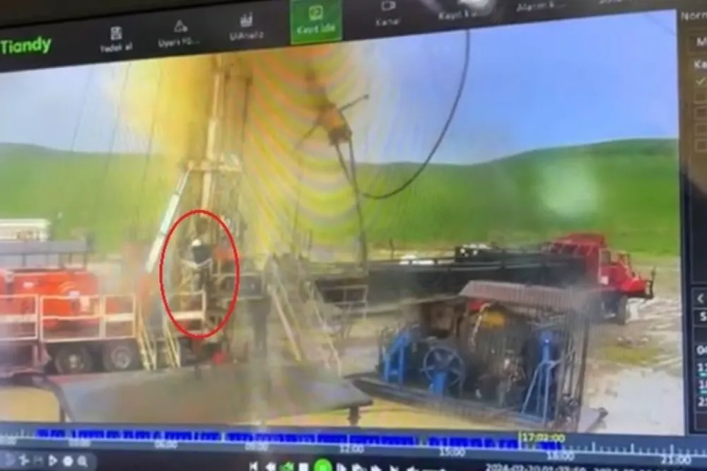 Petrol kuyusundaki patlama anı kamerada