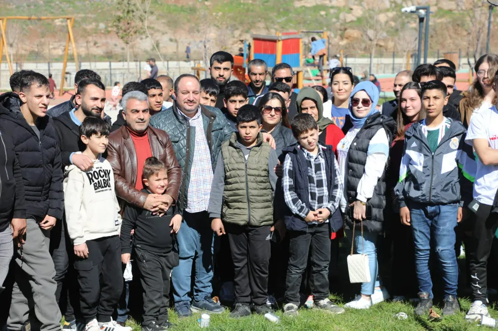 EKİNCİ MİLLET BAHÇESİNDE GENÇLERLE BULUŞTU