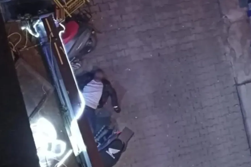 Motosiklet devrilince düştüler, patlayan tabancası kuzenini canından etti