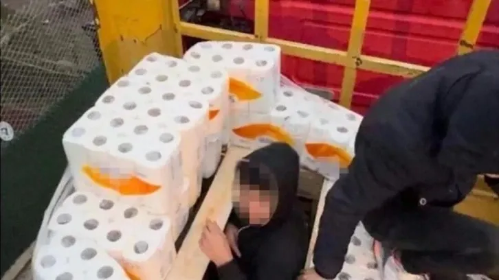 Kağıt havluların arasından kaçak göçmen çıktı