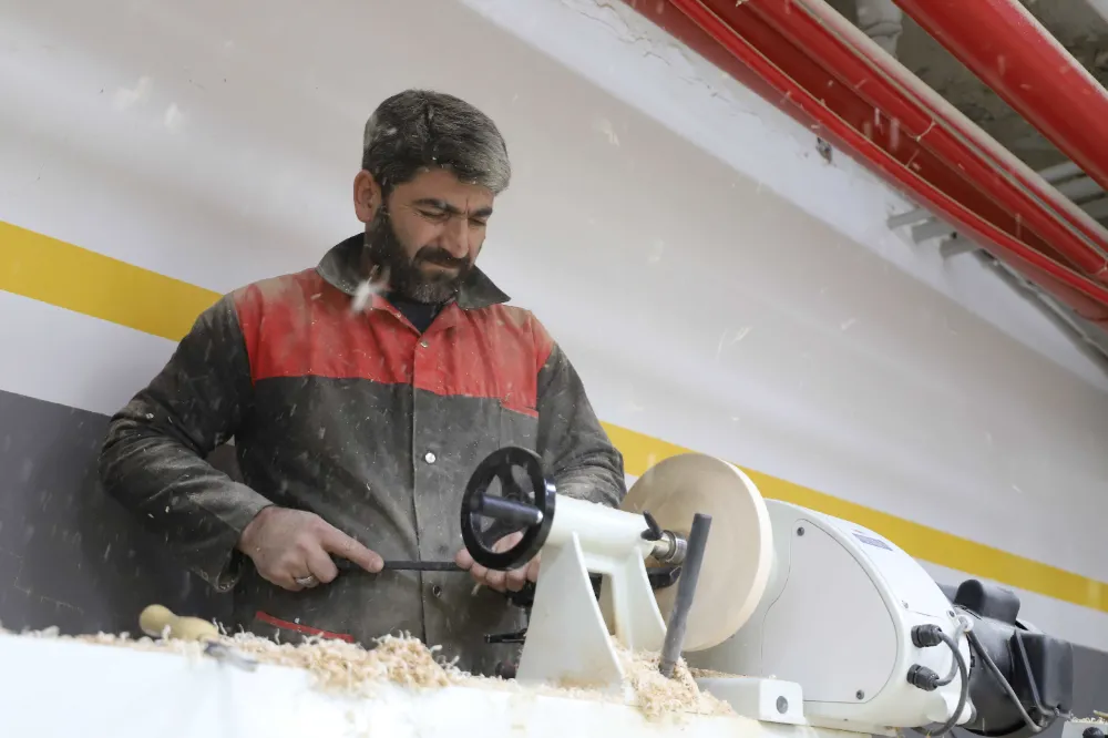 KARAKÖPRÜ’DE DOĞA DOSTU AHŞAP OYUNCAKLAR ÜRETİLİYOR