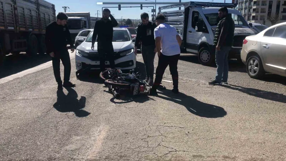 Otomobil motosiklete çarptı: 1 yaralı