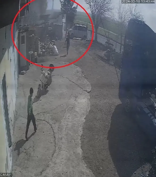 Yolcu otobüsünün evin bahçe duvarına çarptığı anlar güvenlik kamerasına yansıdı