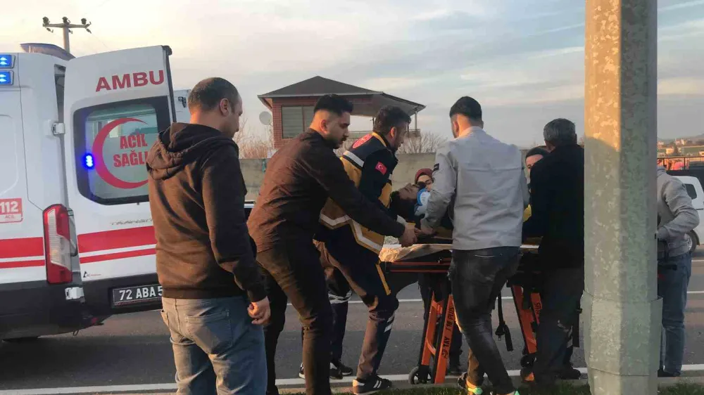 Otomobilin çarptığı motosiklet sürücüsü yaralandı