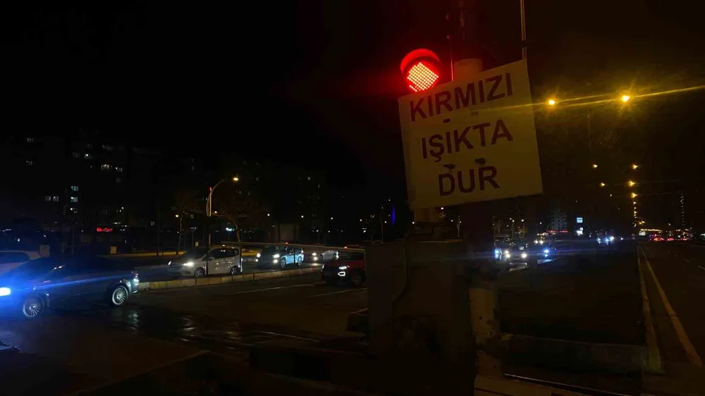 Hemzemin geçitte bariyerler bozulunca sürücüler aradan geçti
