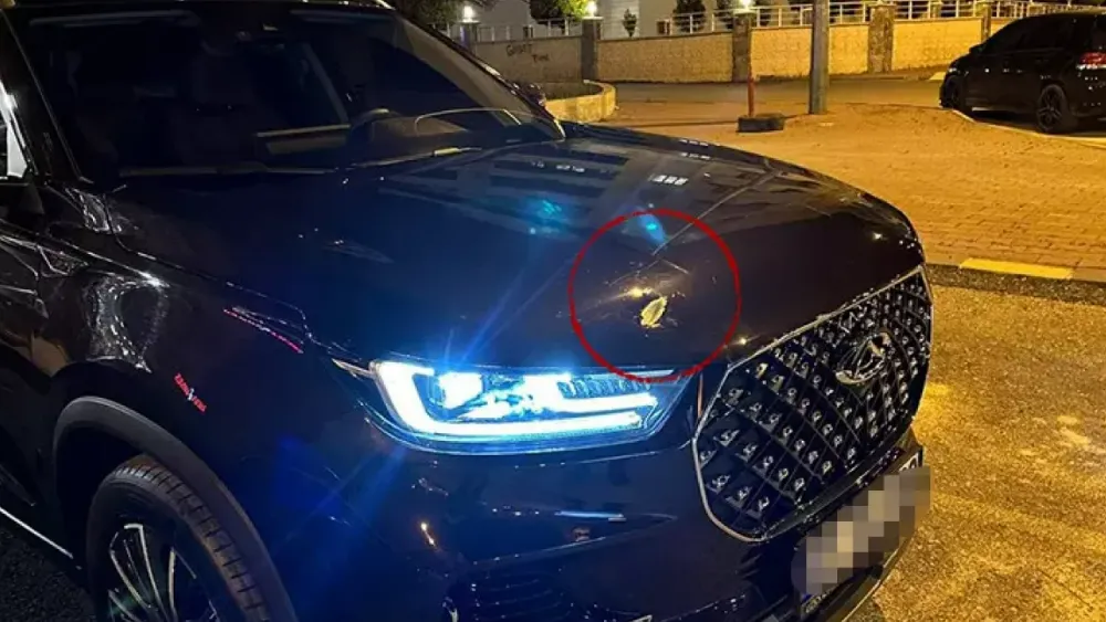 Trafikte silahlı çatışma: Mermiler otomobil ve evlere isabet etti