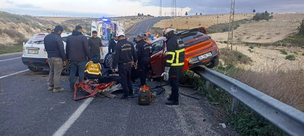 Otomobiller çarpıştı: 1 ölü, 2 yaralı