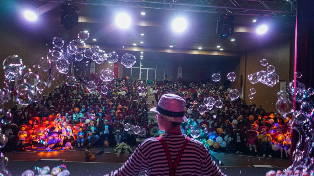 Karaköprü'de çocuklar Bubble Show gösterisiyle doyasıya eğlendi