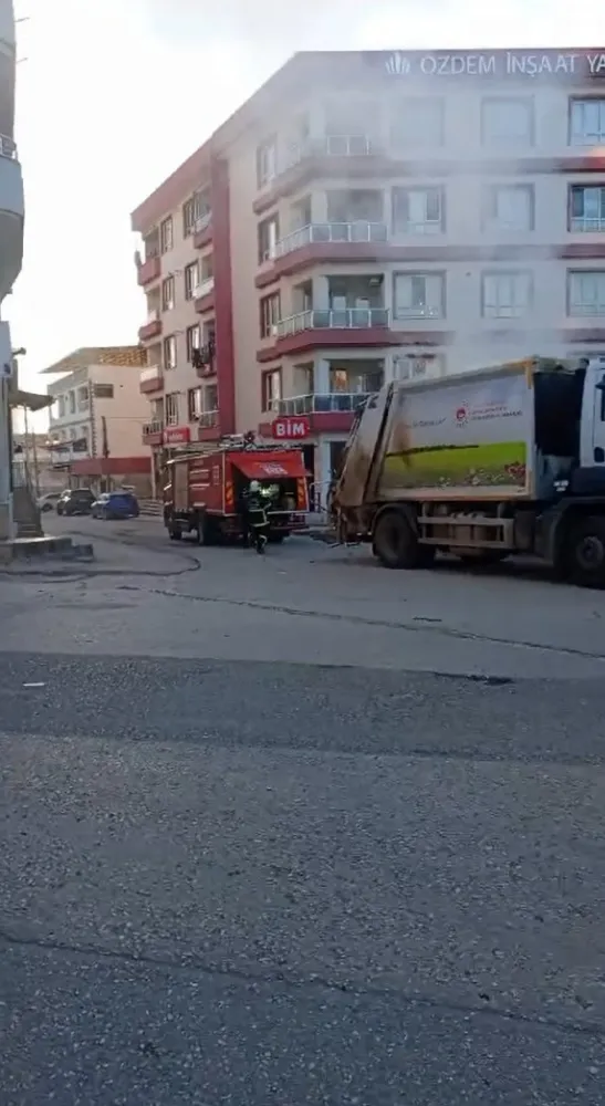 Çöp kamyonunda çıkan yangını itfaiye söndürdü