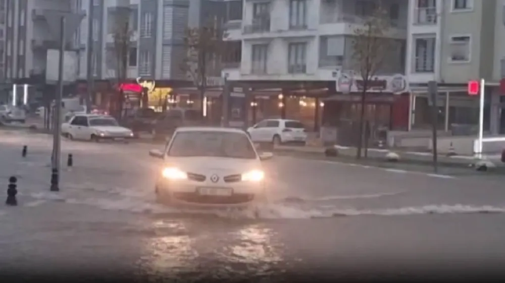 Sağanak yağış hayatı felç etti
