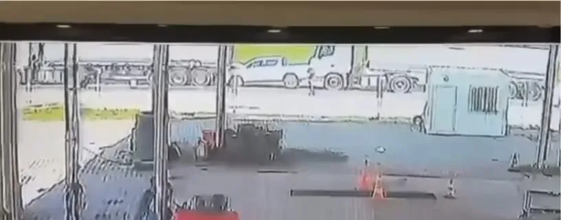 Otomobilin iki tırın arasında kaldığı anlar güvenlik kamerasına yansıdı