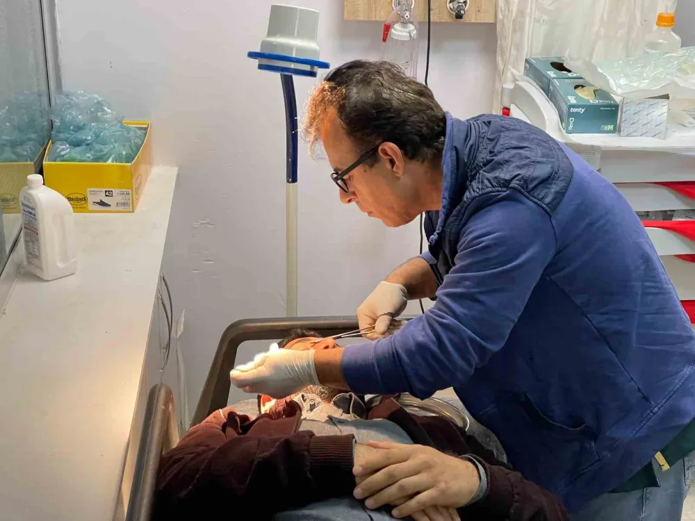 Seçim aracına taşlı saldırı: 1 yaralı
