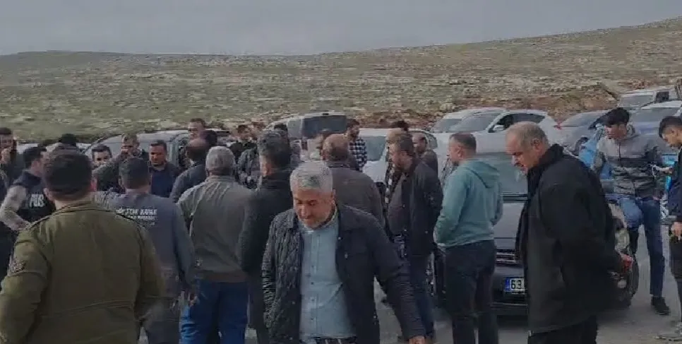 Elektrik kesintisi yol kapattırdı
