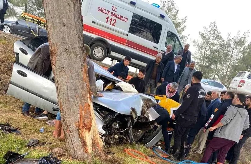 Kontrolden çıkan otomobil ağaca çarptı