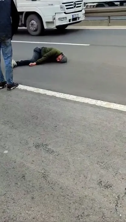 Yolun ortasına yığılan şahıs, yürekleri ağızlara getirdi